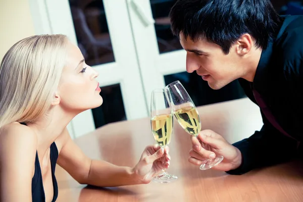Casal em data romântica ou comemorando juntos no restaurante — Fotografia de Stock