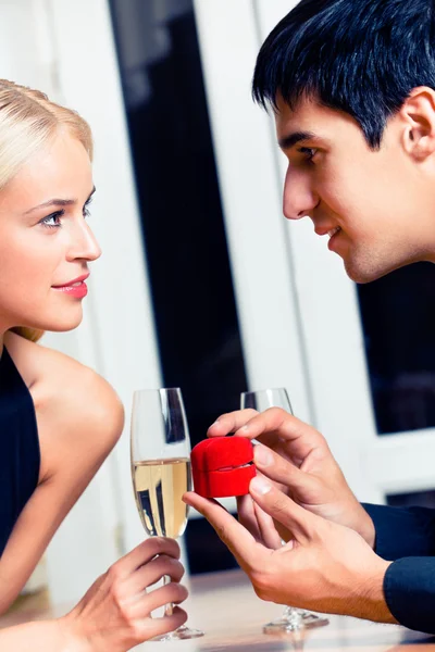 Šťastný zamilovaný pár a návrh zvláštní člověk v restauraci — Stockfoto
