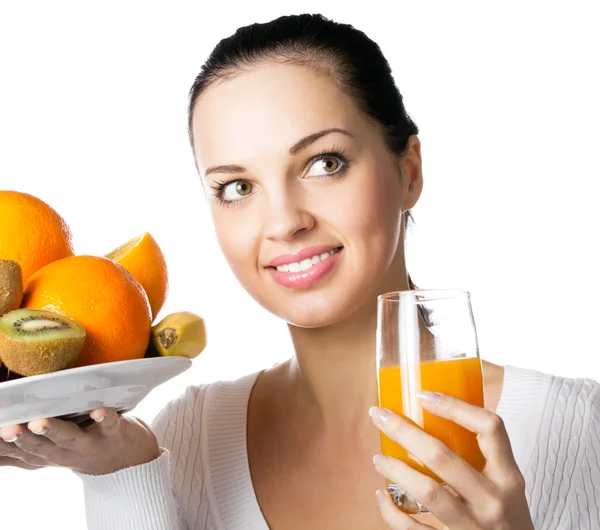 Portret van gelukkig lachende jonge vrouw met geassorteerde citrusvruchten en glas — Stockfoto