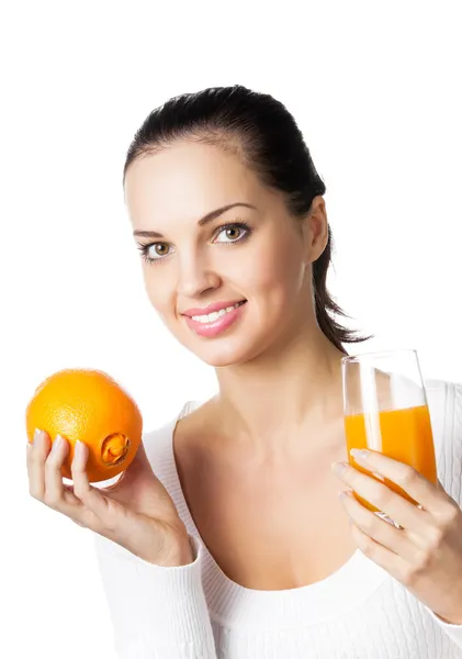 Portret van gelukkig lachende jonge vrouw met oranje en glas sinaasappelsap — Stockfoto