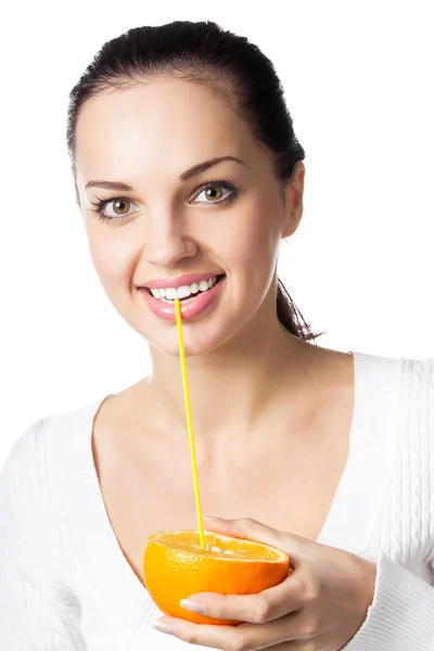 Портрет счастливой улыбающейся молодой женщины с оранжевым — стоковое фото