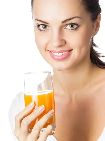 Portret szczęśliwy uśmiechający się młoda kobieta z kieliszek soku pomarańczowego, na białym tle — Zdjęcie stockowe