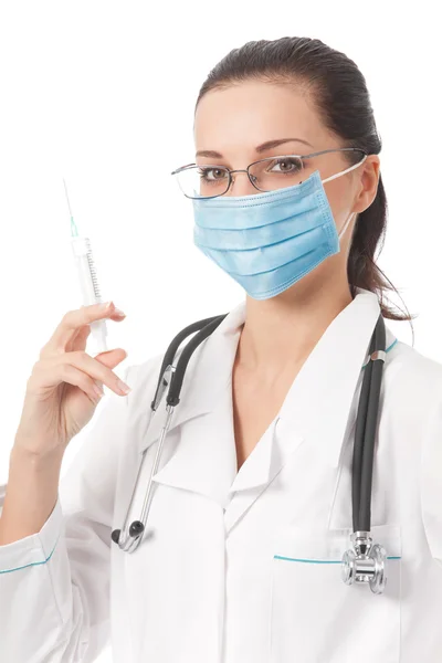 Doktor üzerine beyaz izole şırınga koruyucu maske — Stok fotoğraf