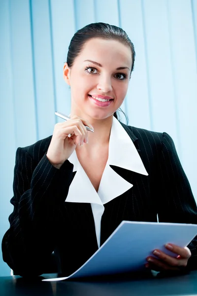 Feliz mujer de negocios sonriente con pluma en la oficina — Foto de Stock