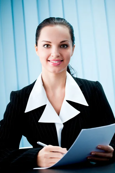 Gelukkig Glimlachende zakenvrouw met pen op kantoor — Stockfoto