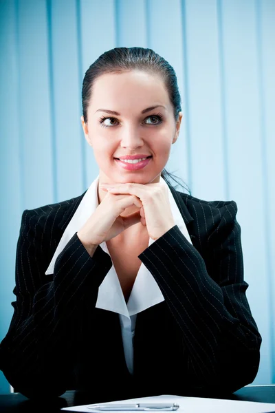 Primer plano de pensar o soñar mujer de negocios en la oficina — Foto de Stock