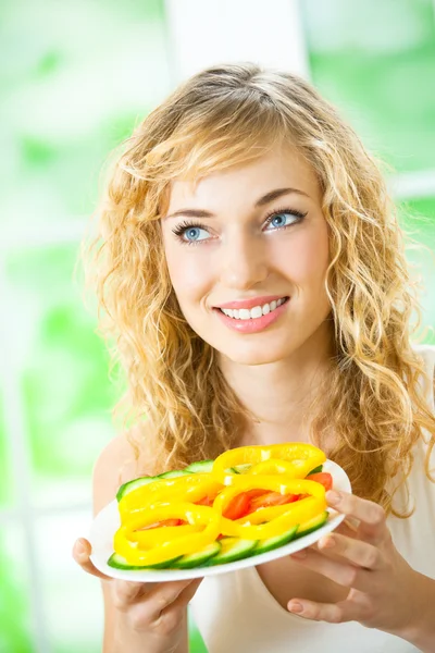 Vrouw met fegetarian salade thuis — Stockfoto
