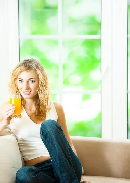 Młoda kobieta ze soku pomarańczowego w domu — Zdjęcie stockowe