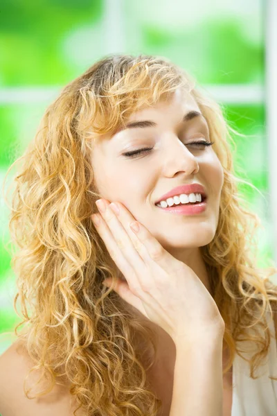 Vrouw toepassing moisturizer crème op gezicht, thuis — Stockfoto