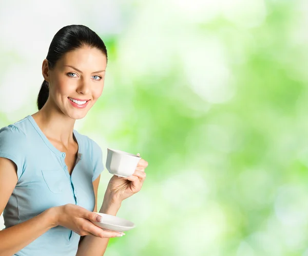 户外喝咖啡，年轻快乐的女人 — 图库照片