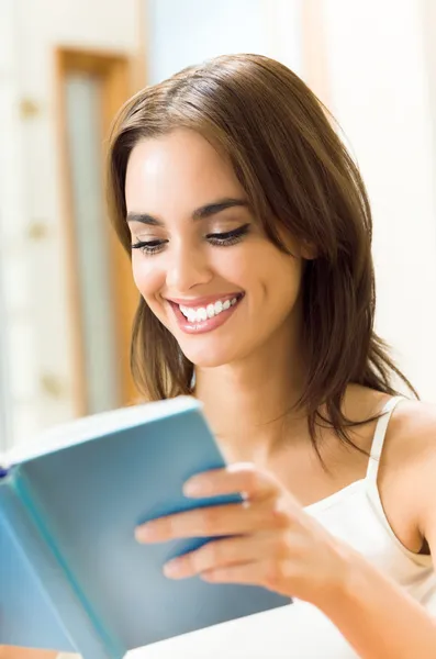 Vrouw lezen van een boek of leerboek — Stockfoto