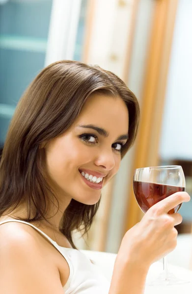 Πορτρέτο της νεαρής γυναίκας με ποτήρι κόκκινο κρασί, στο σπίτι — Φωτογραφία Αρχείου