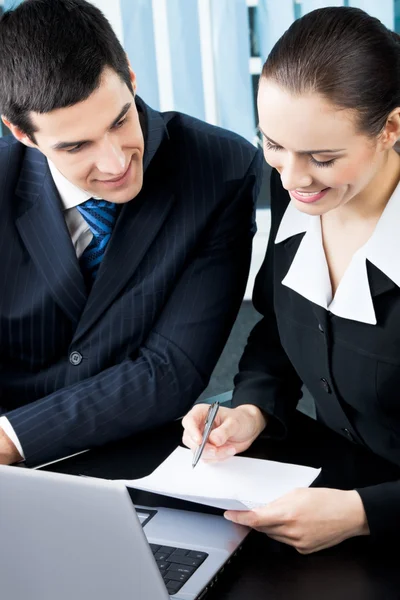 Två företagare underteckna dokument på kontor — Stockfoto