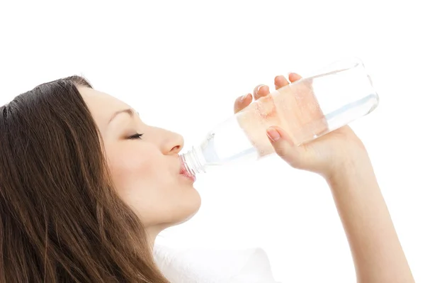Vrouw in sportkleding drinkwater, geïsoleerd op wit — Stockfoto