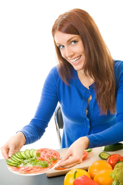 Ung kvinna med vegetarisk sallad, isolerad på vit — Stockfoto