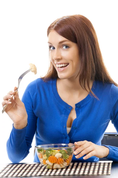 Joven mujer sonriente feliz con ensalada, aislado en blanco — Foto de Stock