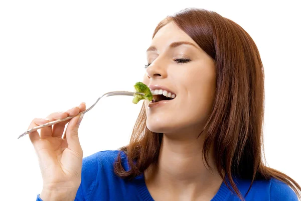 Jovem mulher feliz comendo brócolis, isolado em branco — Fotografia de Stock