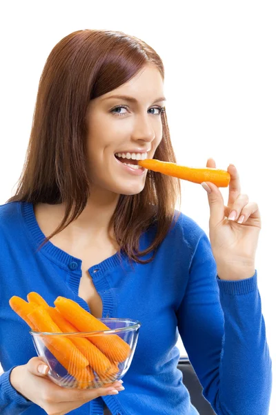 Молода щаслива усміхнена жінка з морквою, ізольована на білому — стокове фото