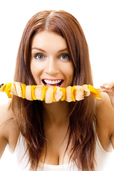 Молодая счастливая женщина ест шашлык, изолированный — стоковое фото