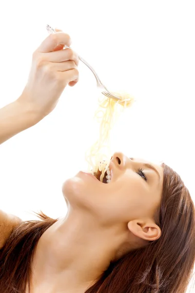 Jonge vrouw eten spaghetti, geïsoleerd op wit — Stockfoto