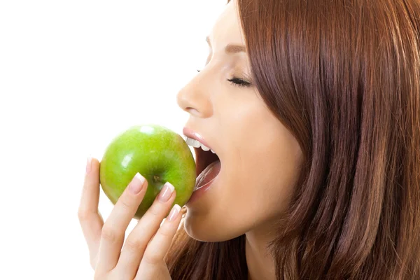 Mujer joven comiendo manzana, aislada en blanco — Foto de Stock