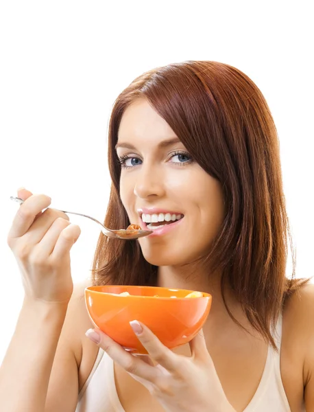 Portrait de jeune femme souriante mangeant de la mousseline, isolée — Photo