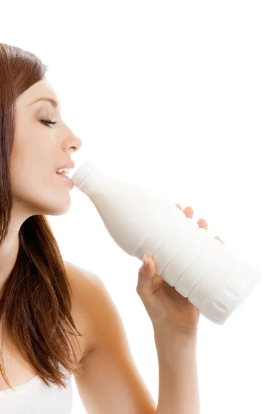 Junge Frau trinkt Milch, isoliert auf weiß — Stockfoto