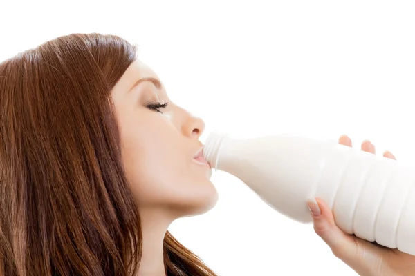Jonge vrouw drinken van melk, geïsoleerd op wit — Stockfoto