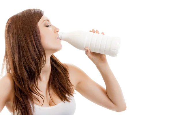 Jovem mulher bebendo leite, isolado em branco — Fotografia de Stock