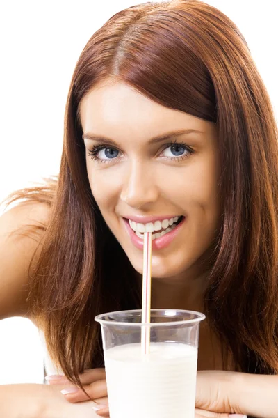 Портрет молодой женщины, пьющей молоко, изолированный на белом — стоковое фото