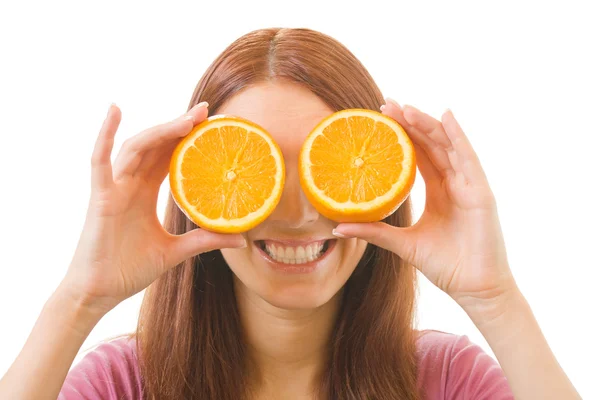 Porträtt av glad ung kvinna med orange, isolerad på vit — Stockfoto
