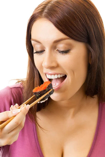 Νεαρή γυναίκα ευτυχισμένη που τρώει σούσι ρολό από τσοπ στικς, που απομονώνονται σε w — Φωτογραφία Αρχείου