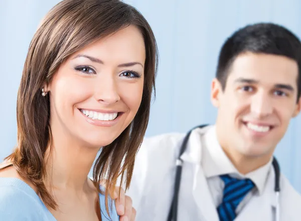 Uśmiechnięty pacjent i lekarz w urzędzie — Zdjęcie stockowe