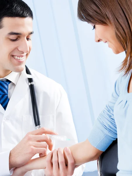 Šťastný lékař dává injekce pacientka — Stock fotografie