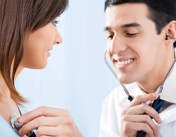 Doktor stetoskop ve ofisindeki hasta ile — Stok fotoğraf