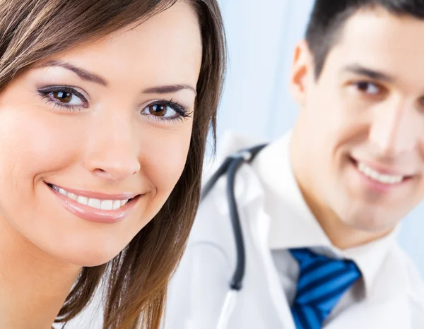 Usmívající se pacient a lékař v kanceláři — Stock fotografie