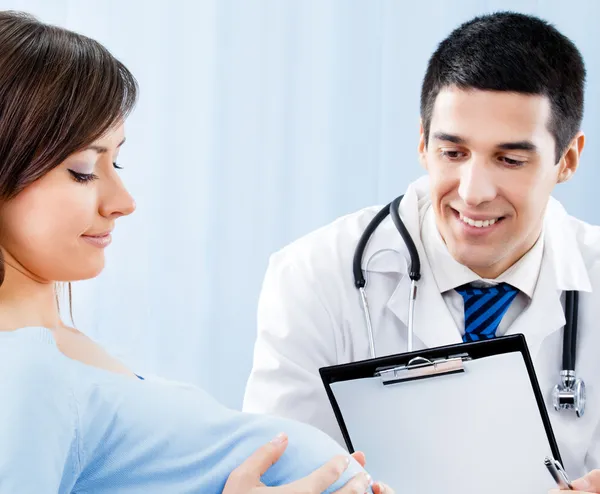 Doctor and pregnant woman with prescription at office — Stock Photo, Image