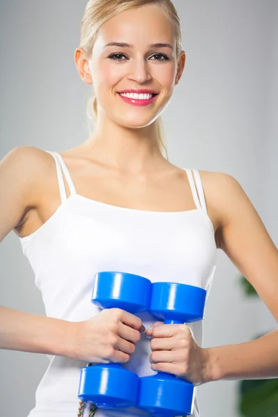 Mujer haciendo ejercicio con pesas, en casa — Foto de Stock