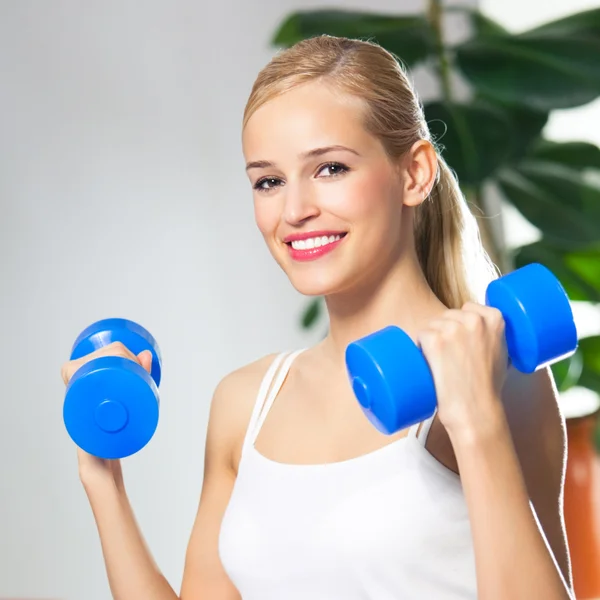 Mujer haciendo ejercicio con pesas, en casa — Foto de Stock