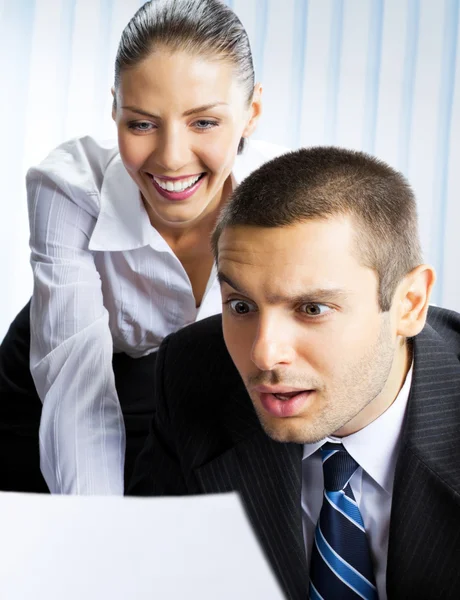 Två företagare arbetar med dokument på kontor — Stockfoto