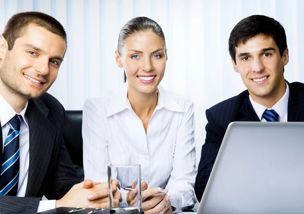 Trzy szczęśliwe biznesmeni w urzędzie — Zdjęcie stockowe