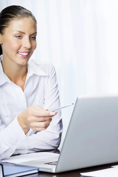 Heureuse femme d'affaires souriante qui travaille avec un ordinateur portable — Photo