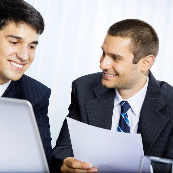 Två företagare arbetar med dokument på kontor — Stockfoto