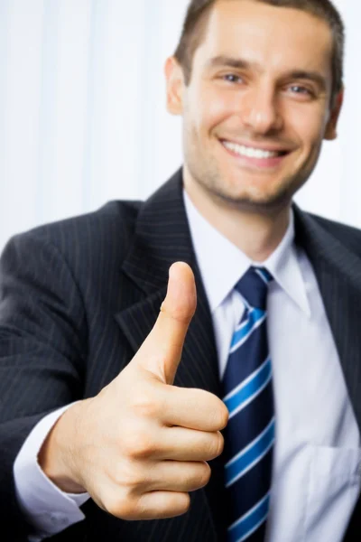 ジェスチャー親指の幸せな実業家 — ストック写真