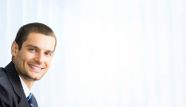 Porträt glücklich lächelnder Geschäftsmann im Büro — Stockfoto