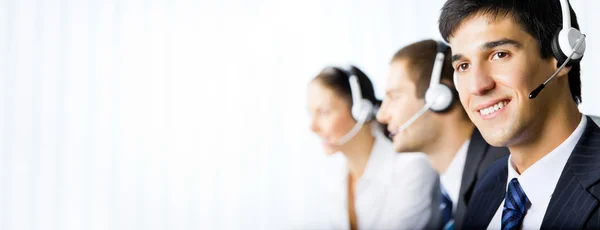 Atendimento ao cliente operadores de telefonia no local de trabalho — Fotografia de Stock
