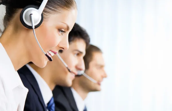 Tři podporu telefonní operátory na pracovišti — Stock fotografie