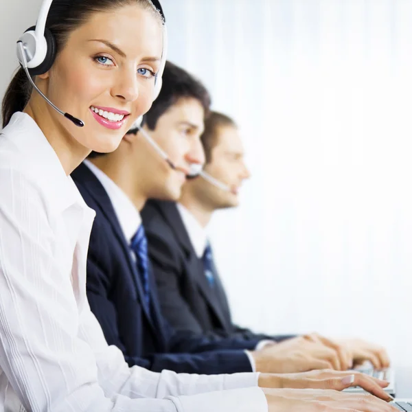 Tre operatori telefonici di supporto sul posto di lavoro — Foto Stock