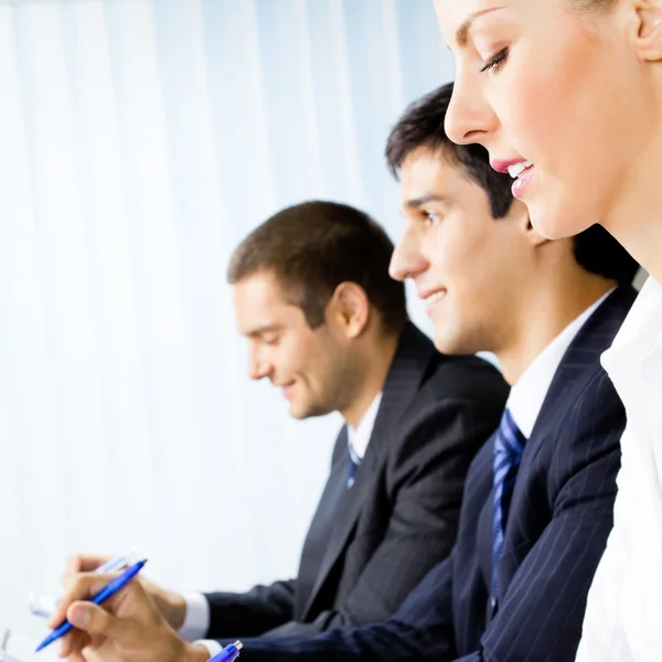 Geschäftsleute bei Meetings, Präsentationen oder Konferenzen — Stockfoto