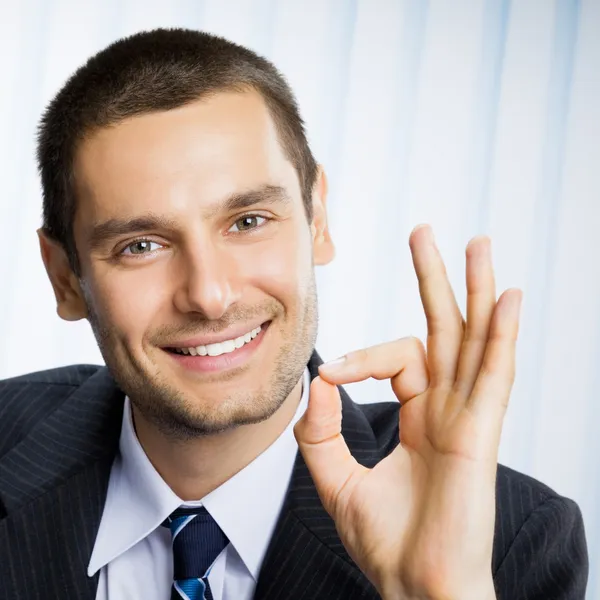 Ο άνθρωπος των επιχειρήσεων με εντάξει χέρι σημάδι στο γραφείο — Φωτογραφία Αρχείου